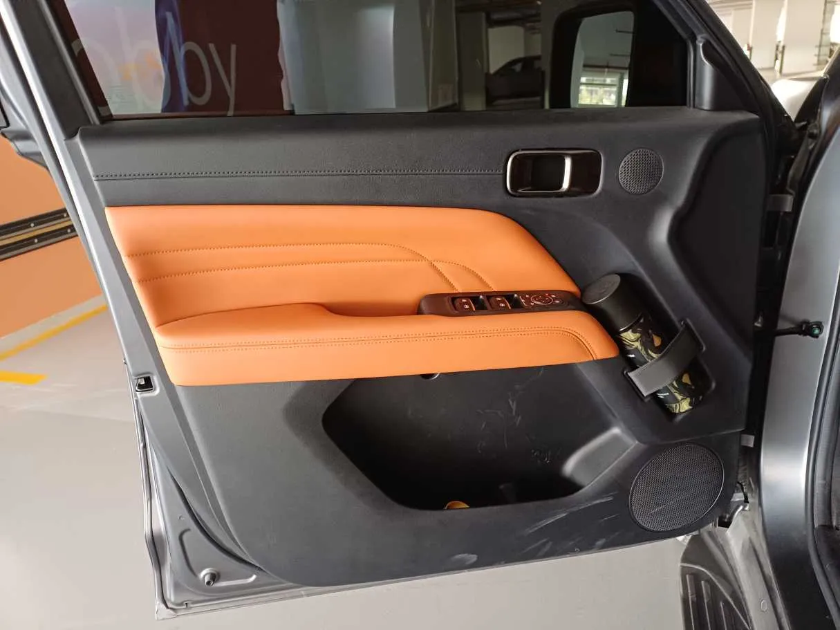 Car image 10