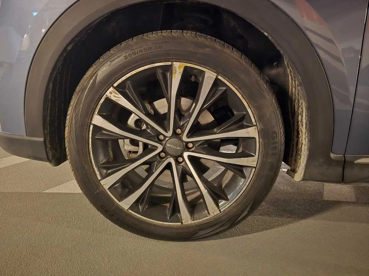 Car image 9