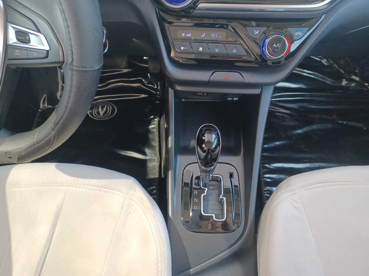 Car image 14