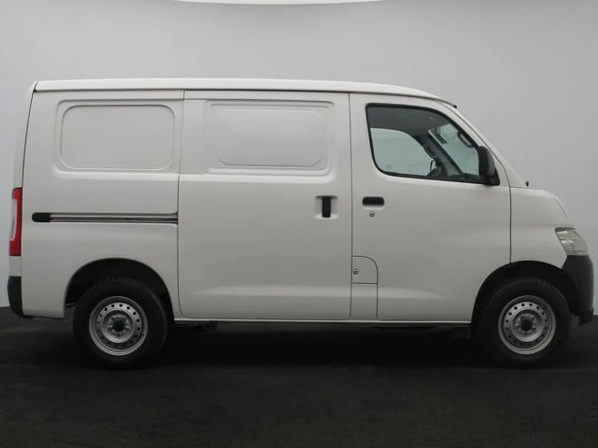Car image 13