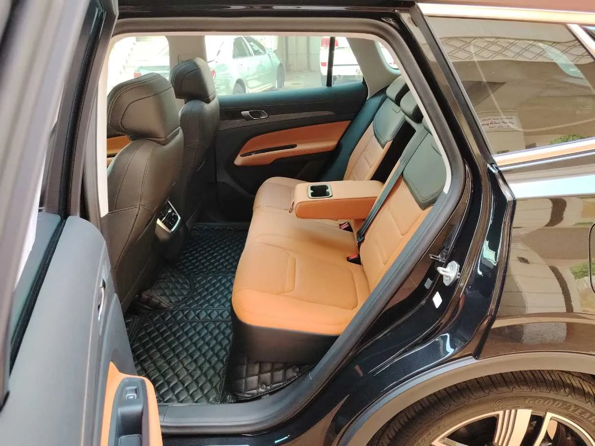 Car image 14