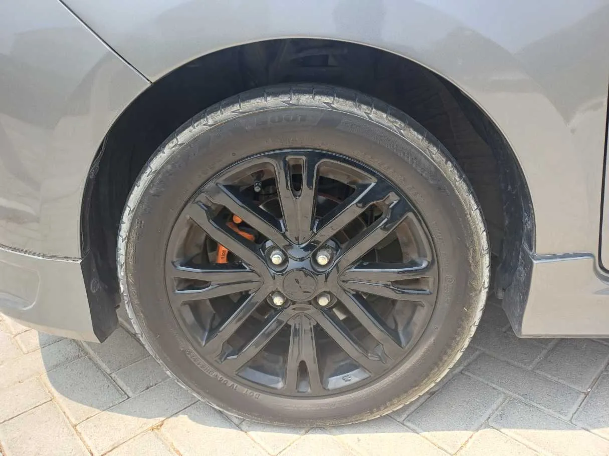 Car image 9