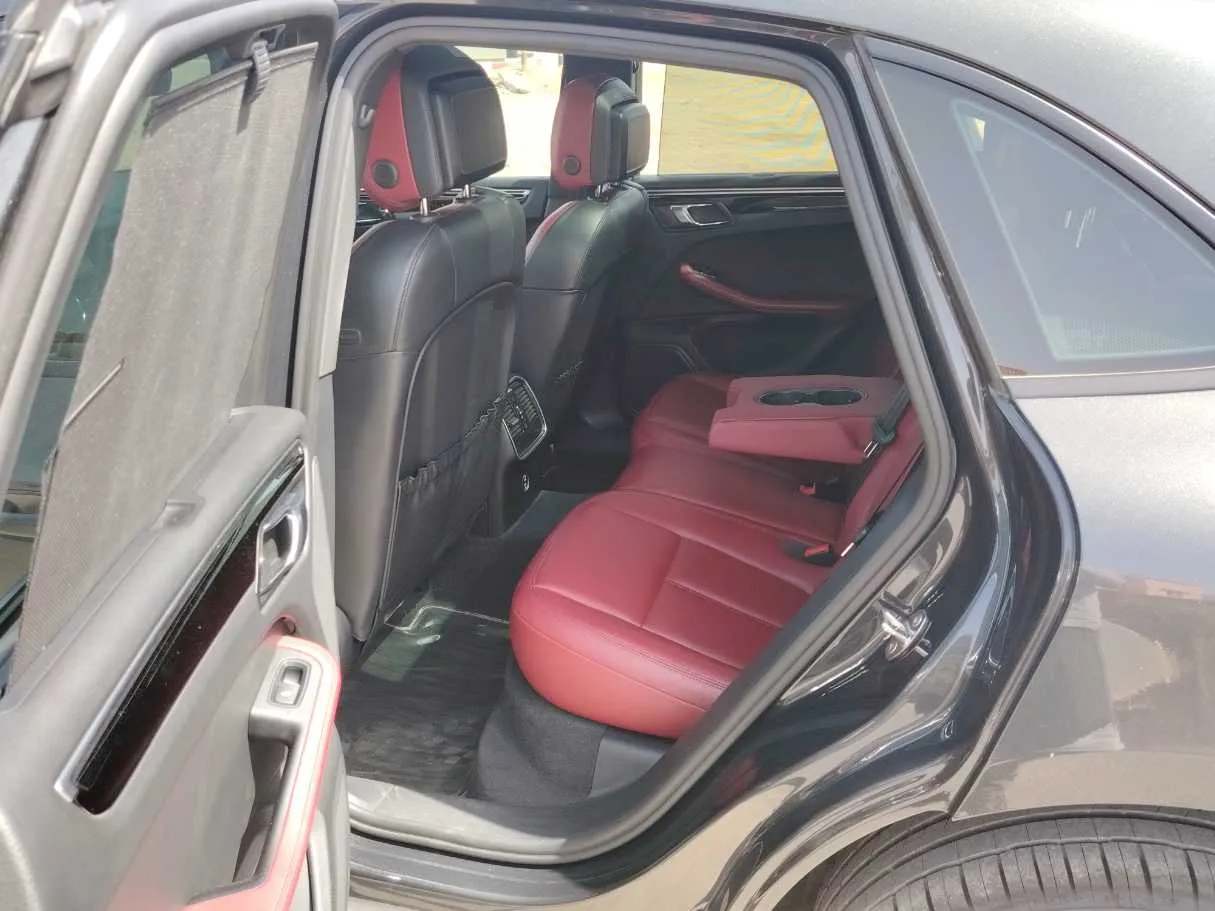Car image 15