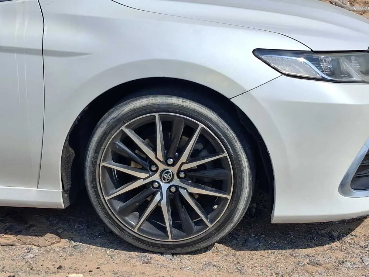 Car image 9