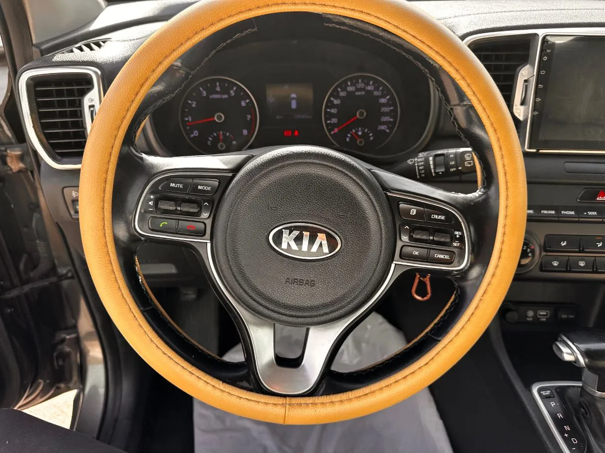 Car image 19