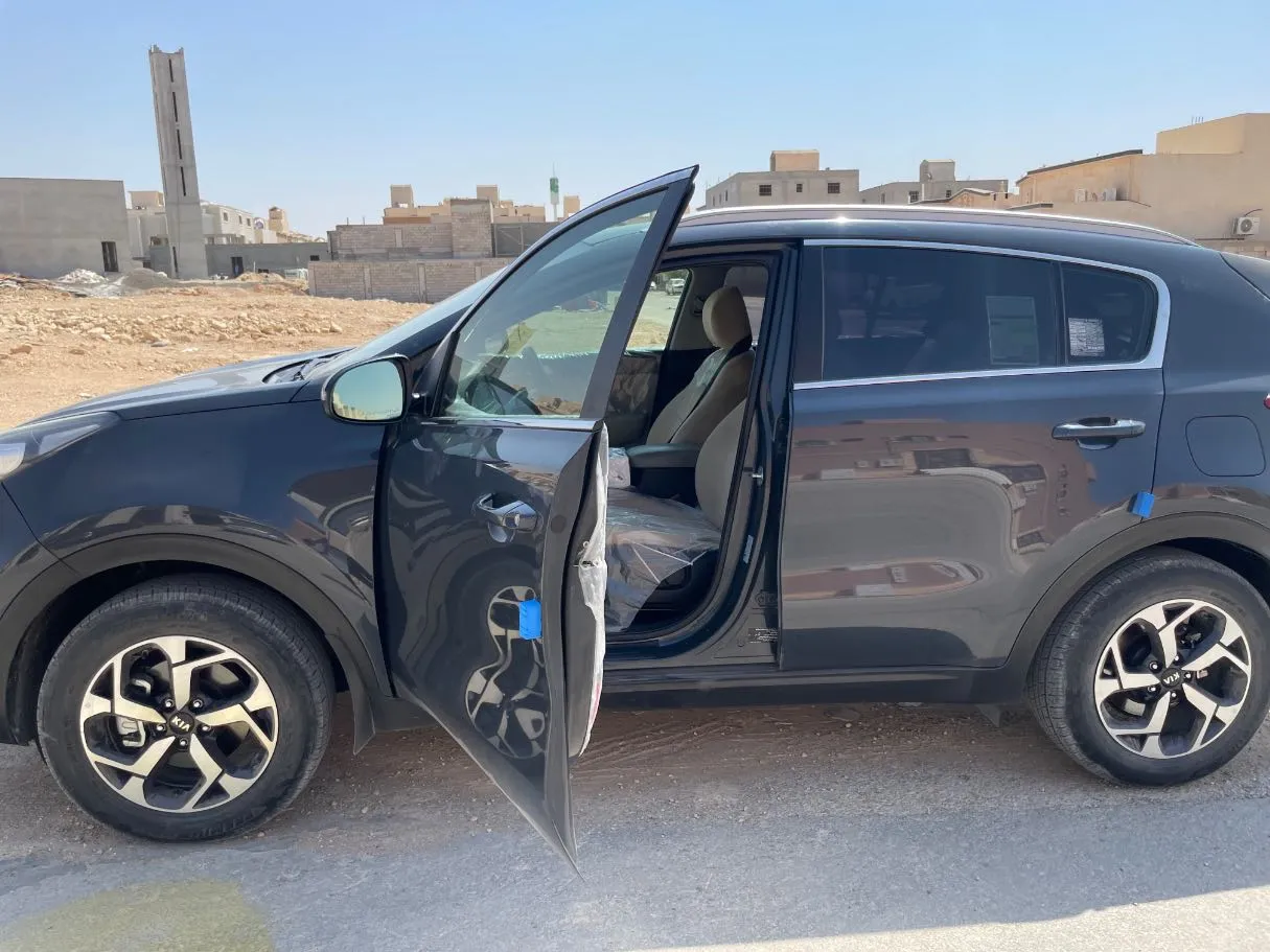 Car image 12