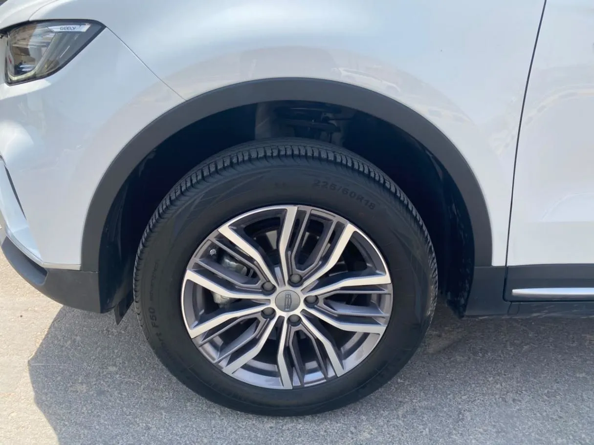 Car image 10