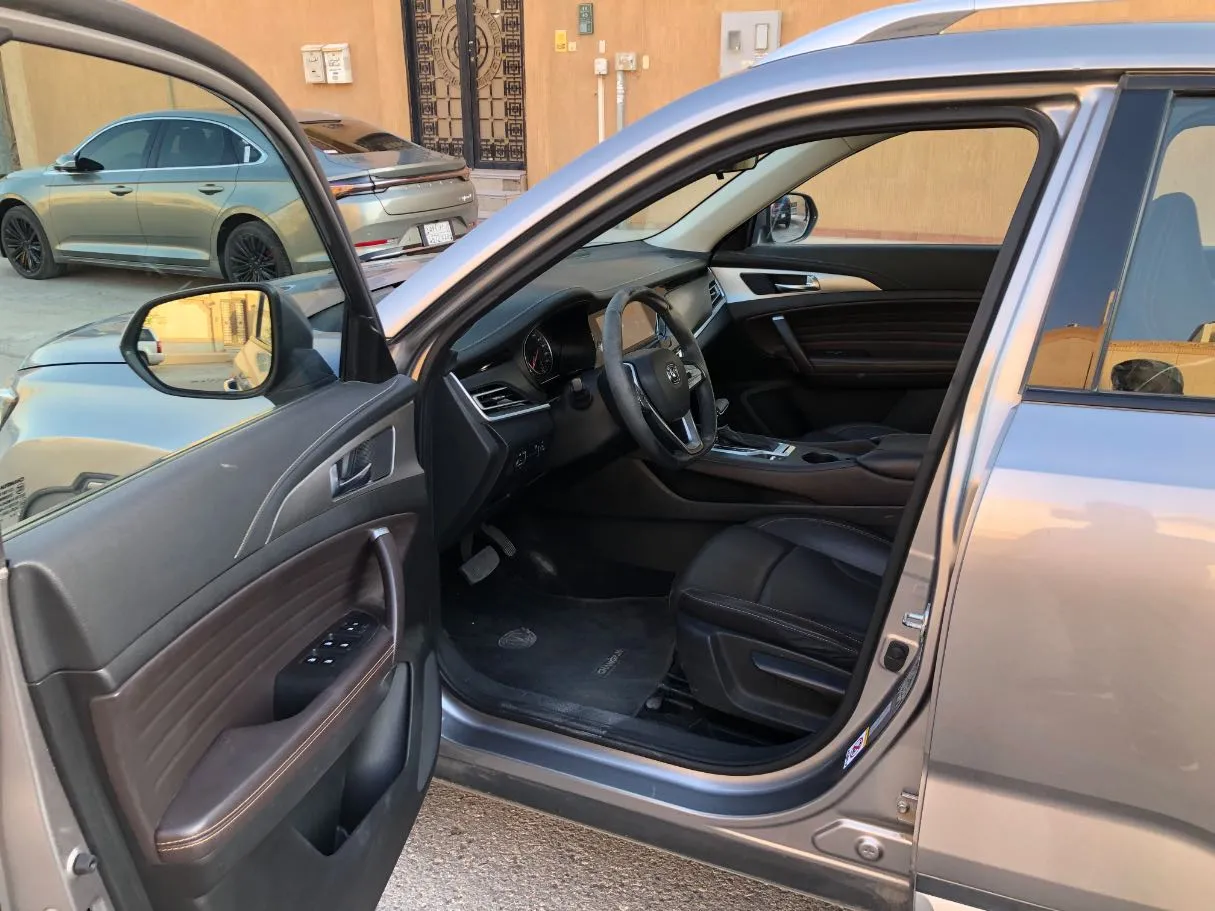Car image 11
