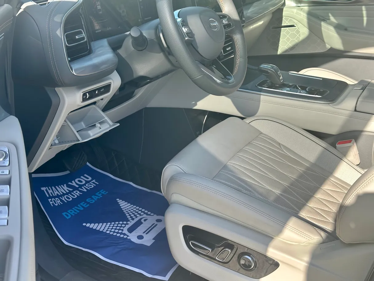 Car image 10