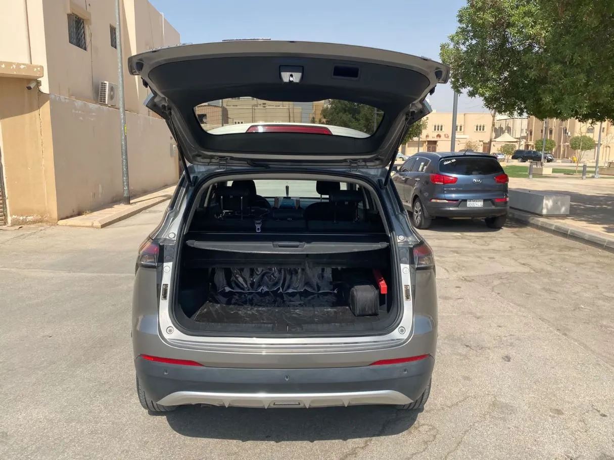 Car image 18
