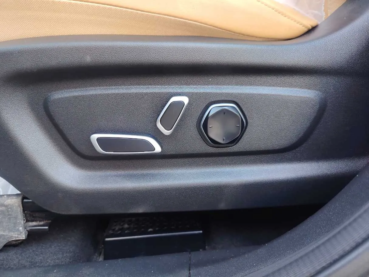 Car image 30