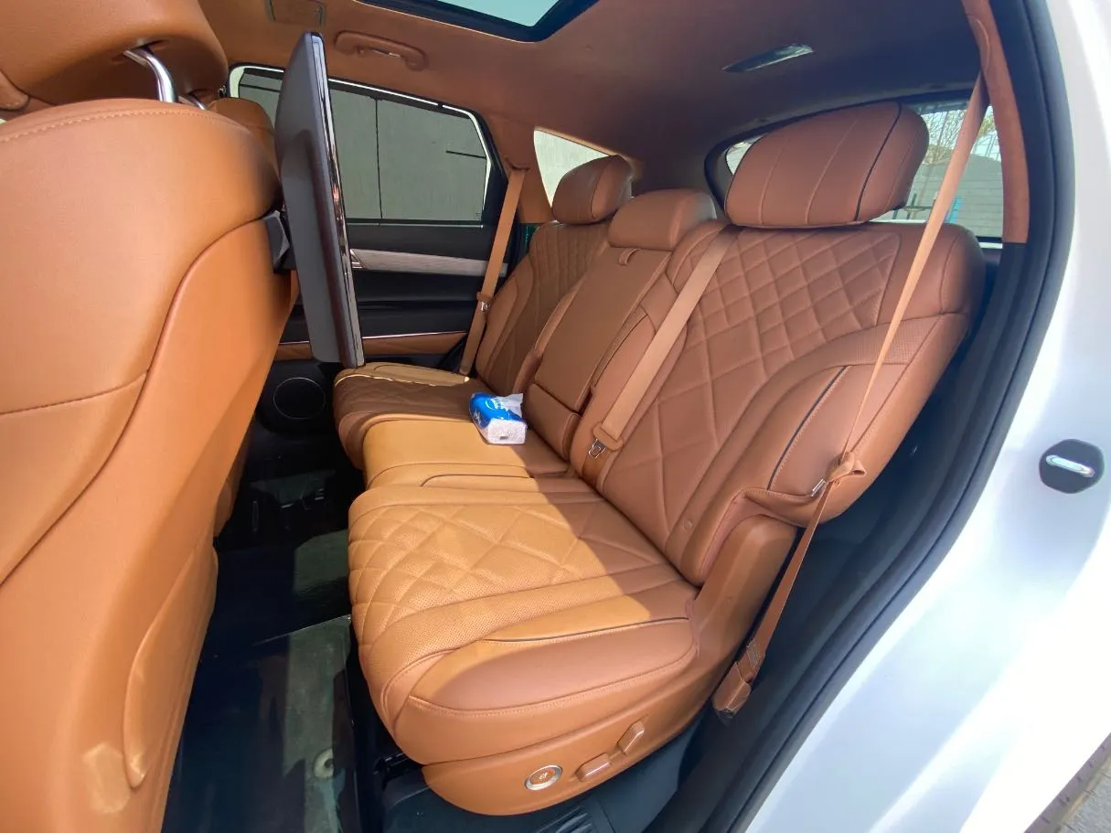 Car image 15