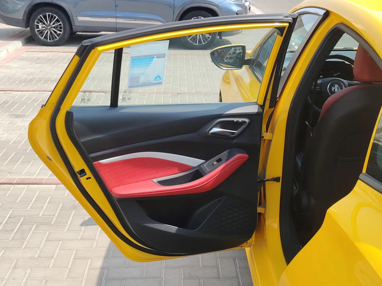 Car image 14