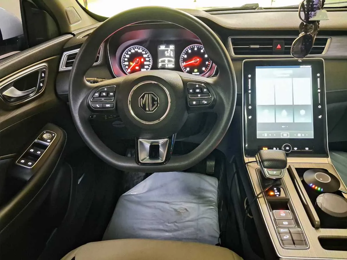 Car image 18