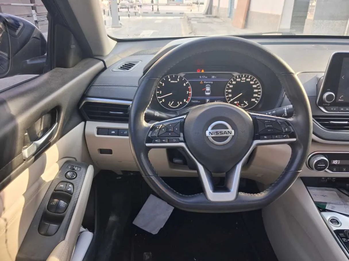 Car image 19