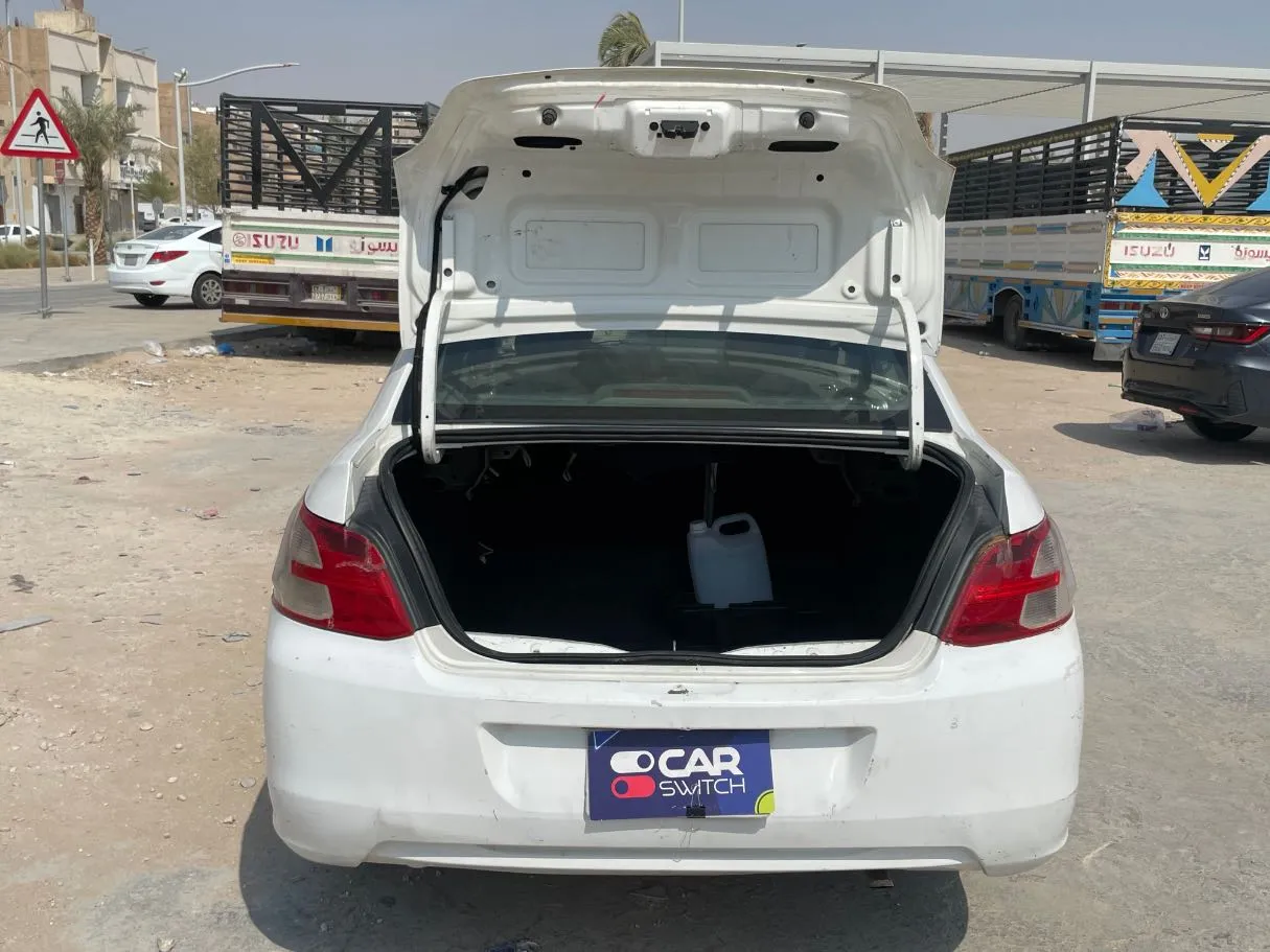 Car image 19