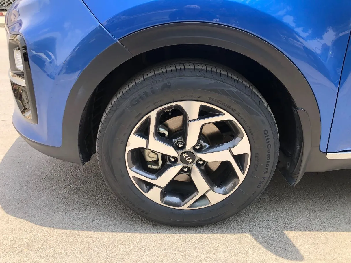 Car image 10