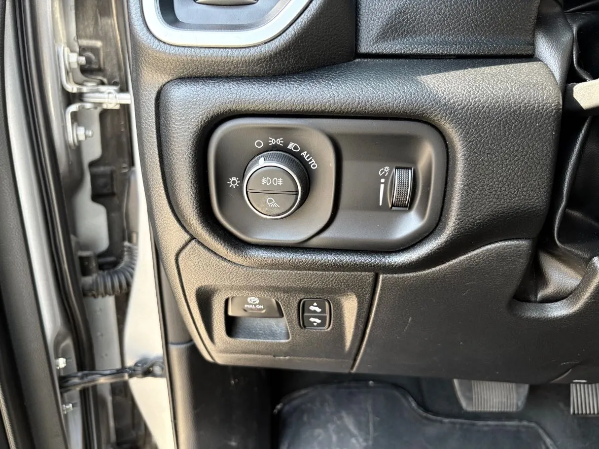Car image 28