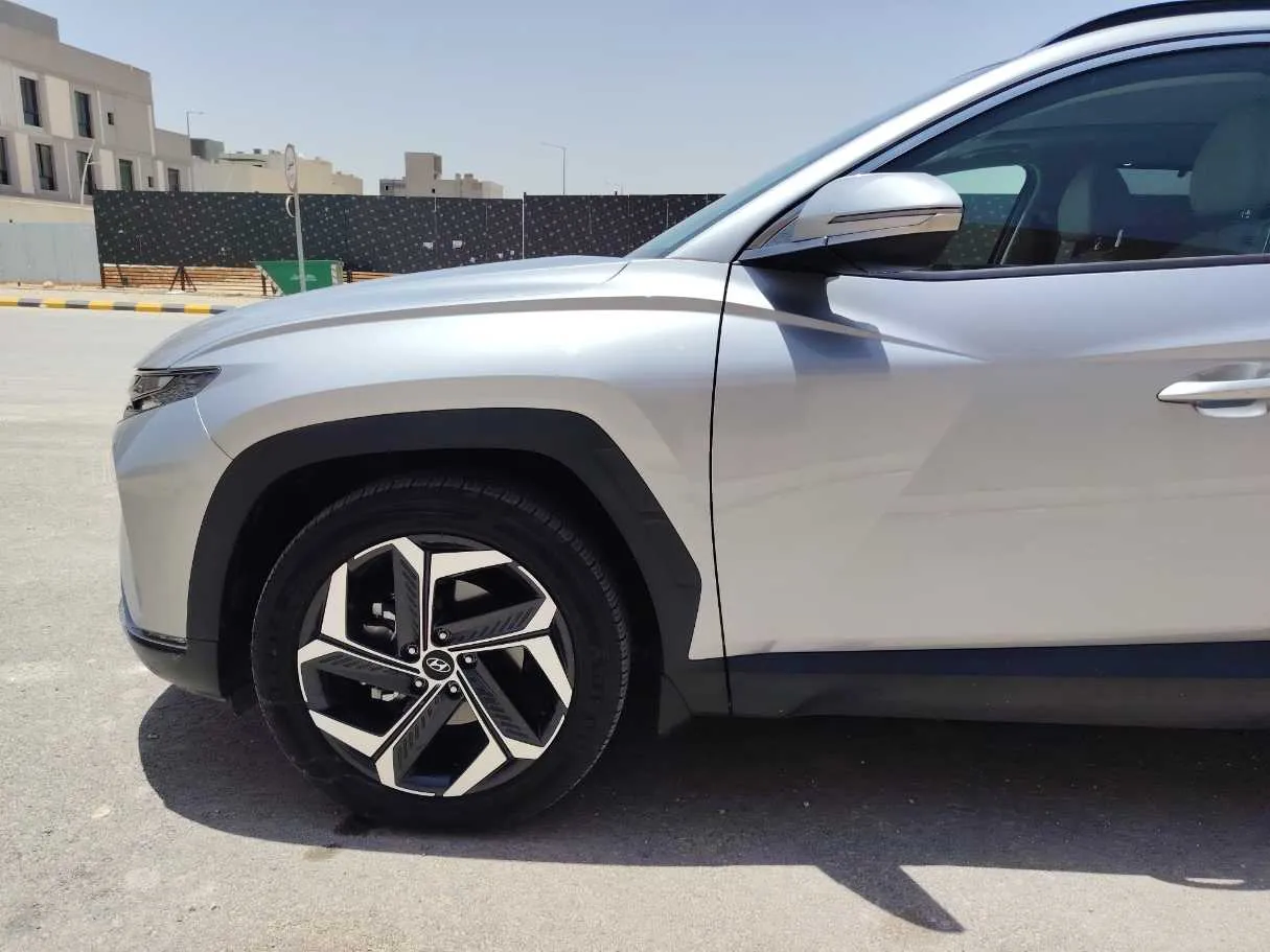 Car image 9