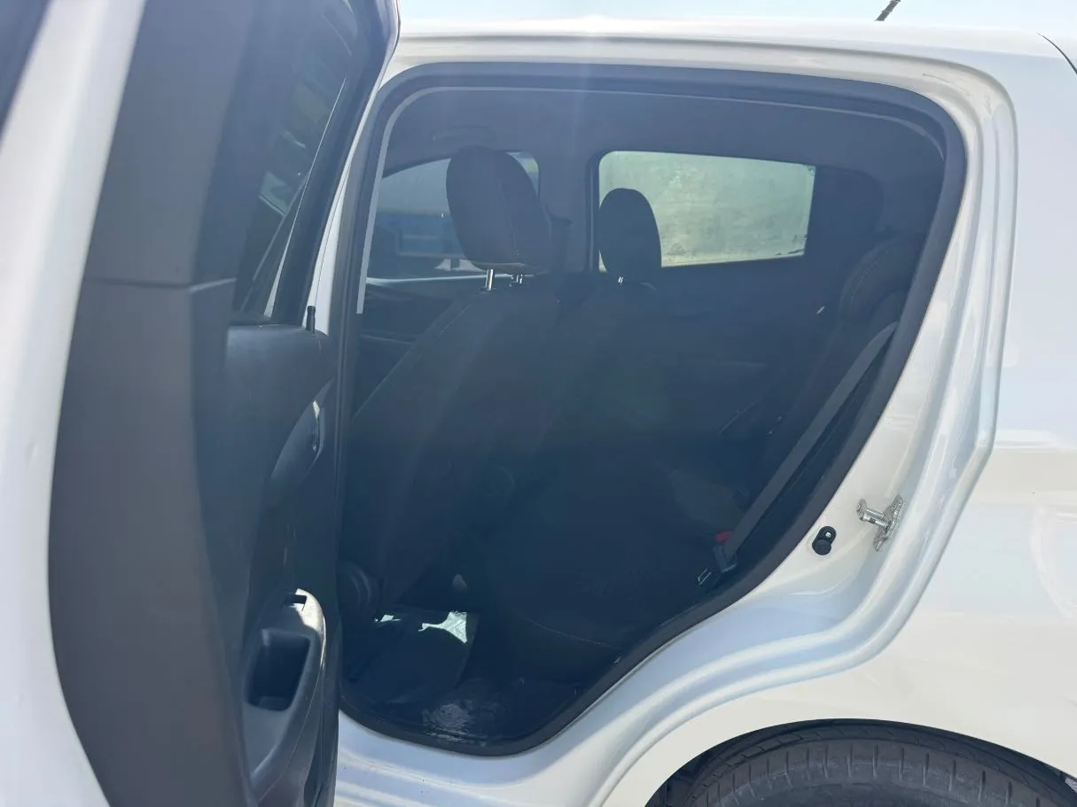 Car image 11