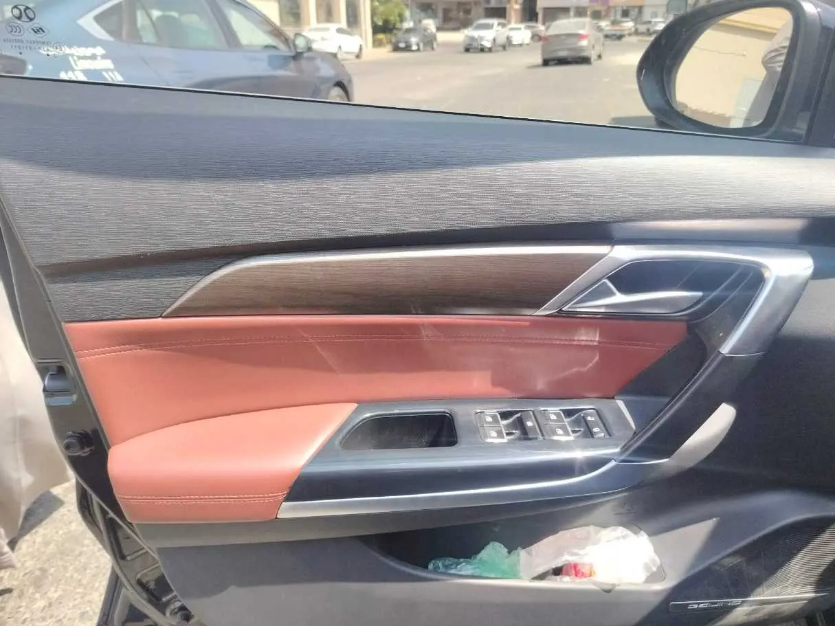 Car image 11