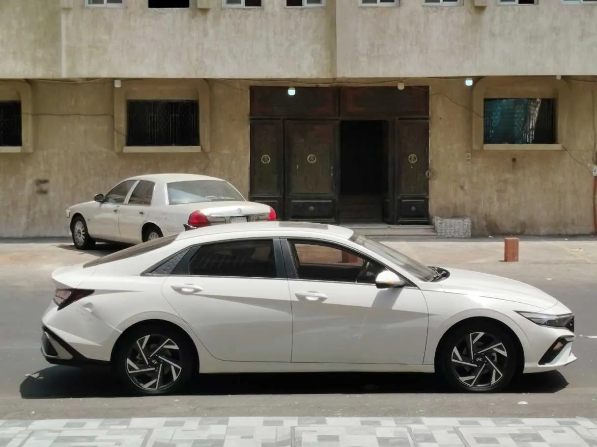 Car image 4