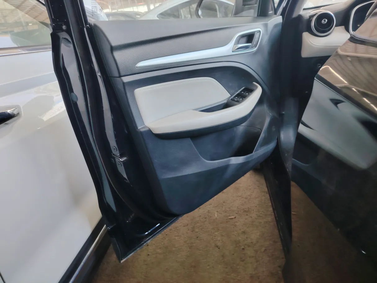 Car image 14