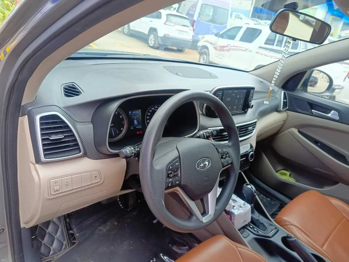 Car image 15
