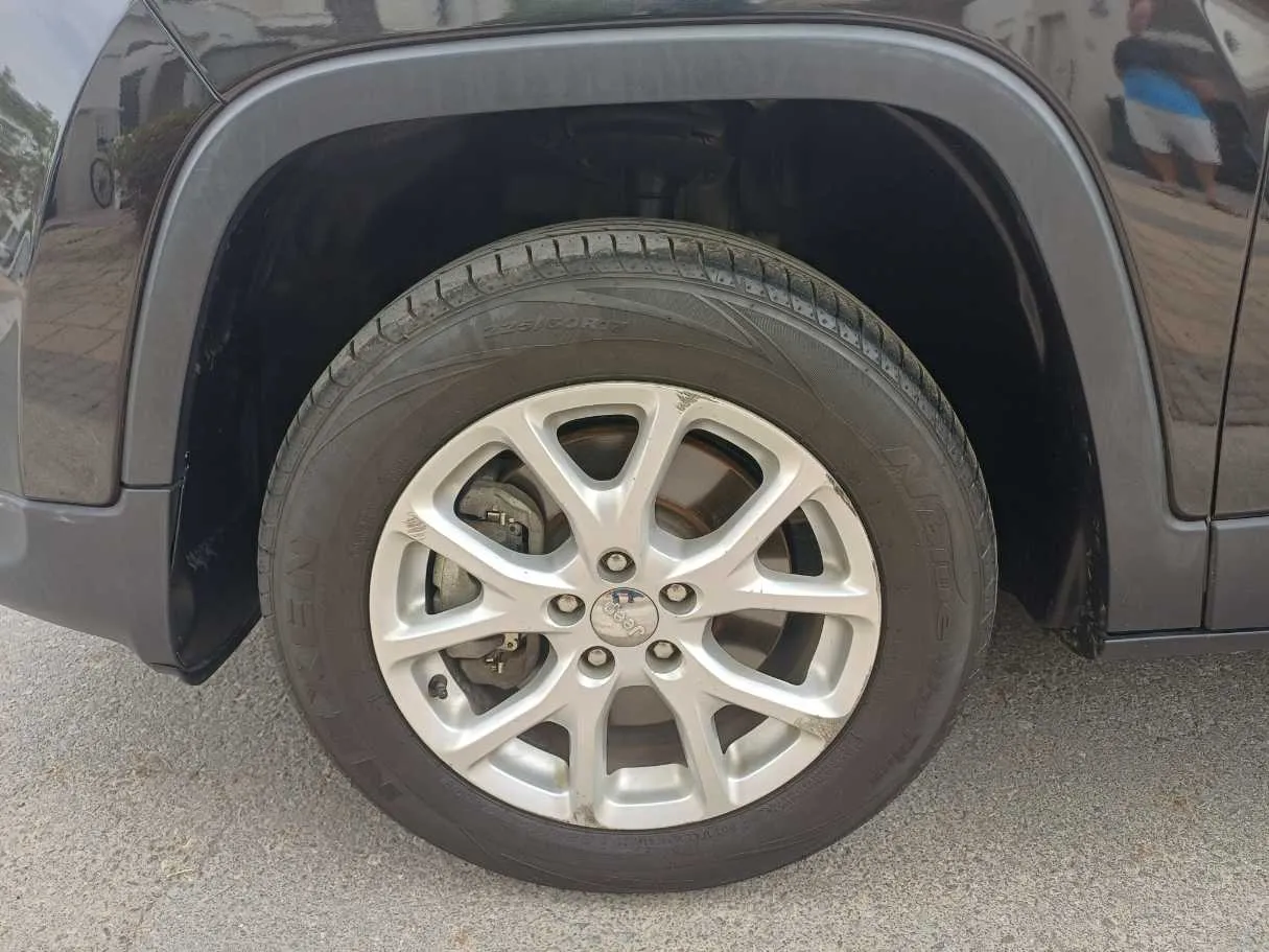 Car image 9
