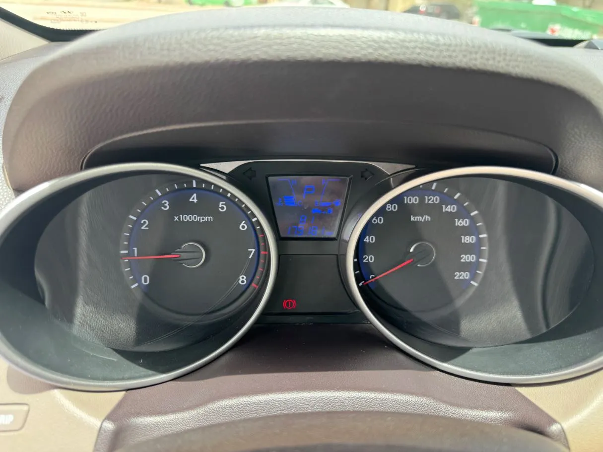 Car image 17