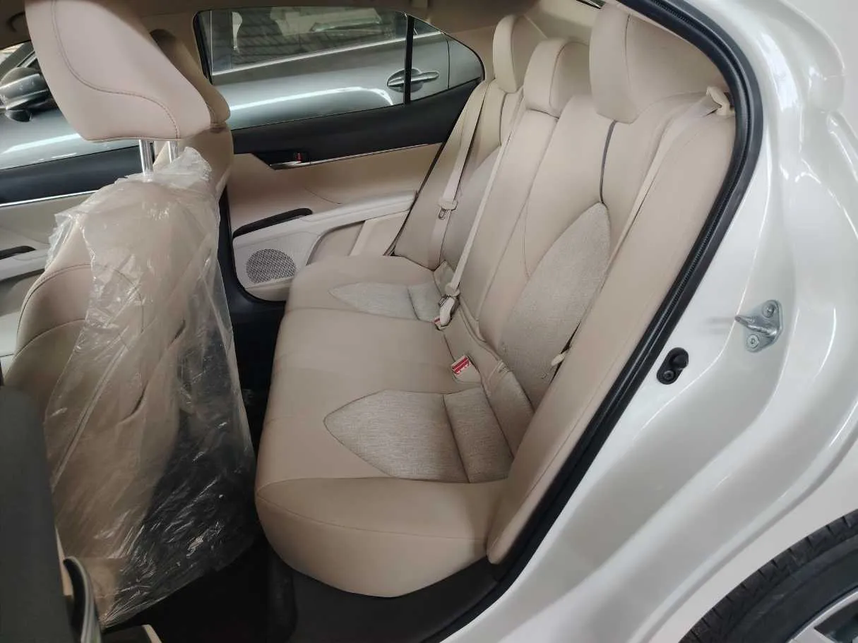 Car image 17