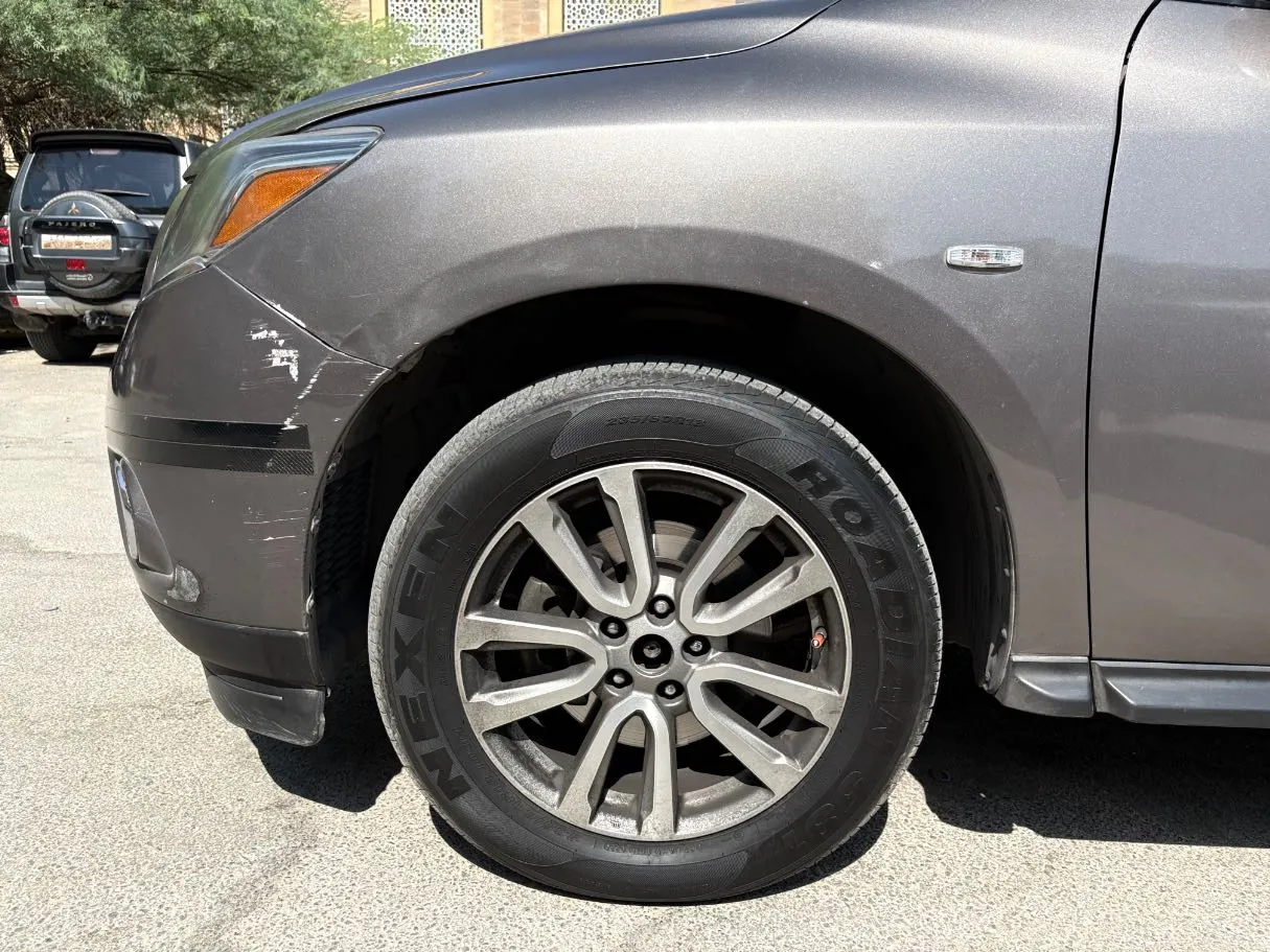 Car image 9