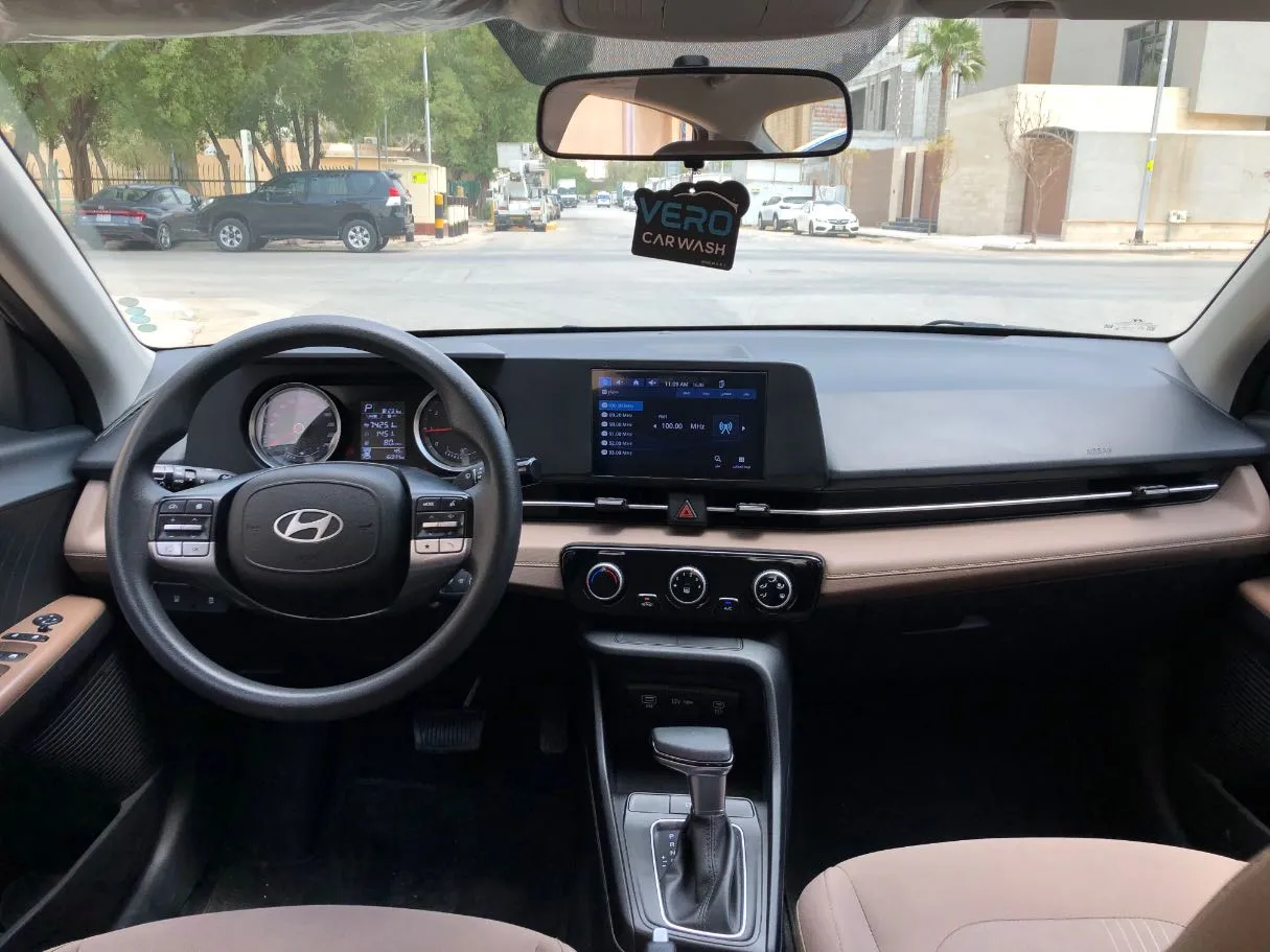 Car image 14