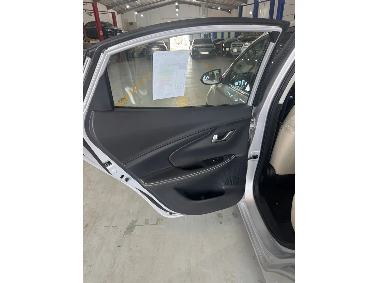 Car image 12