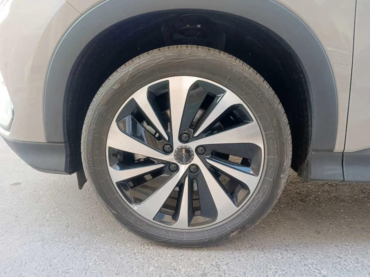 Car image 10