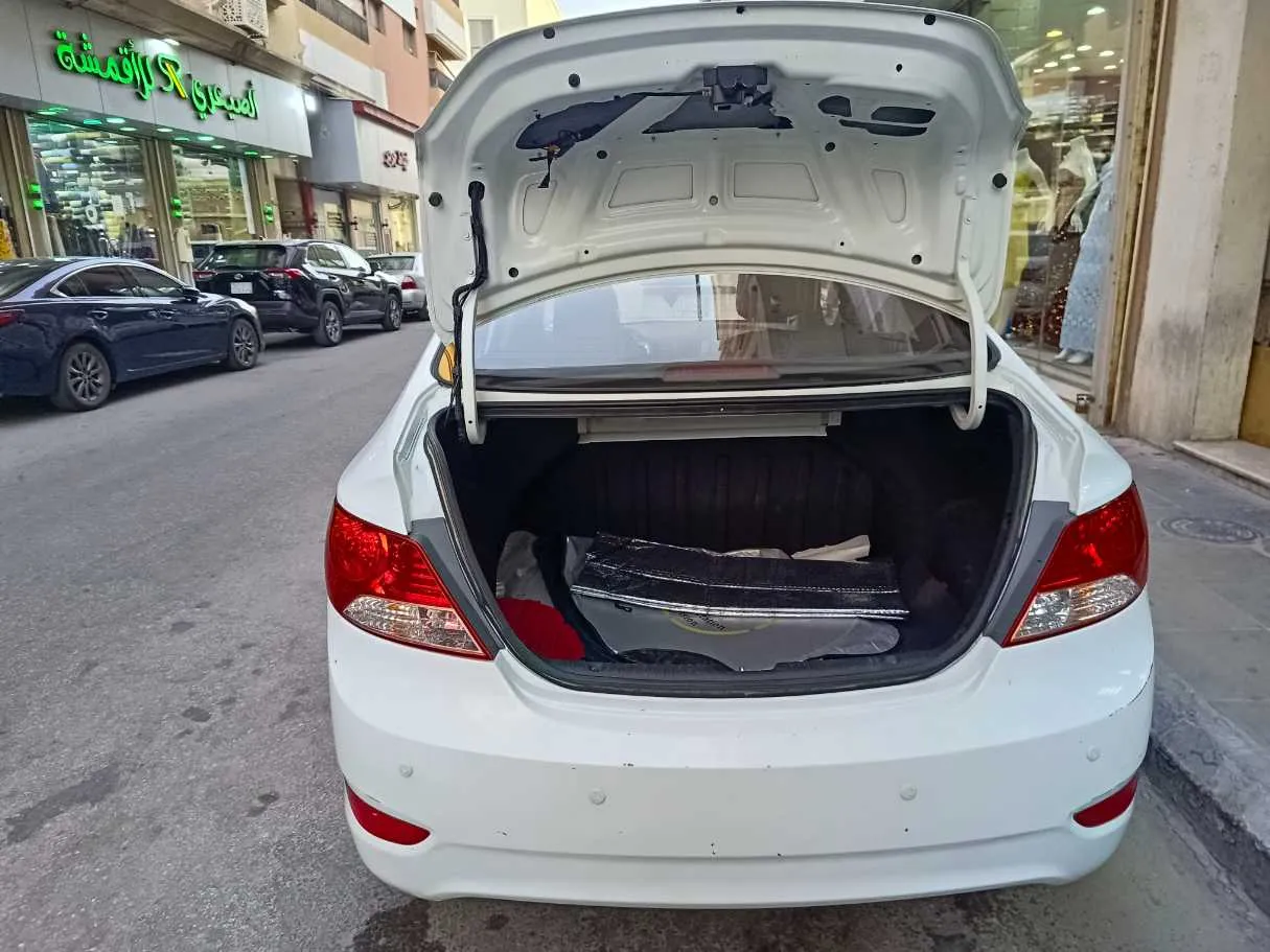 Car image 25