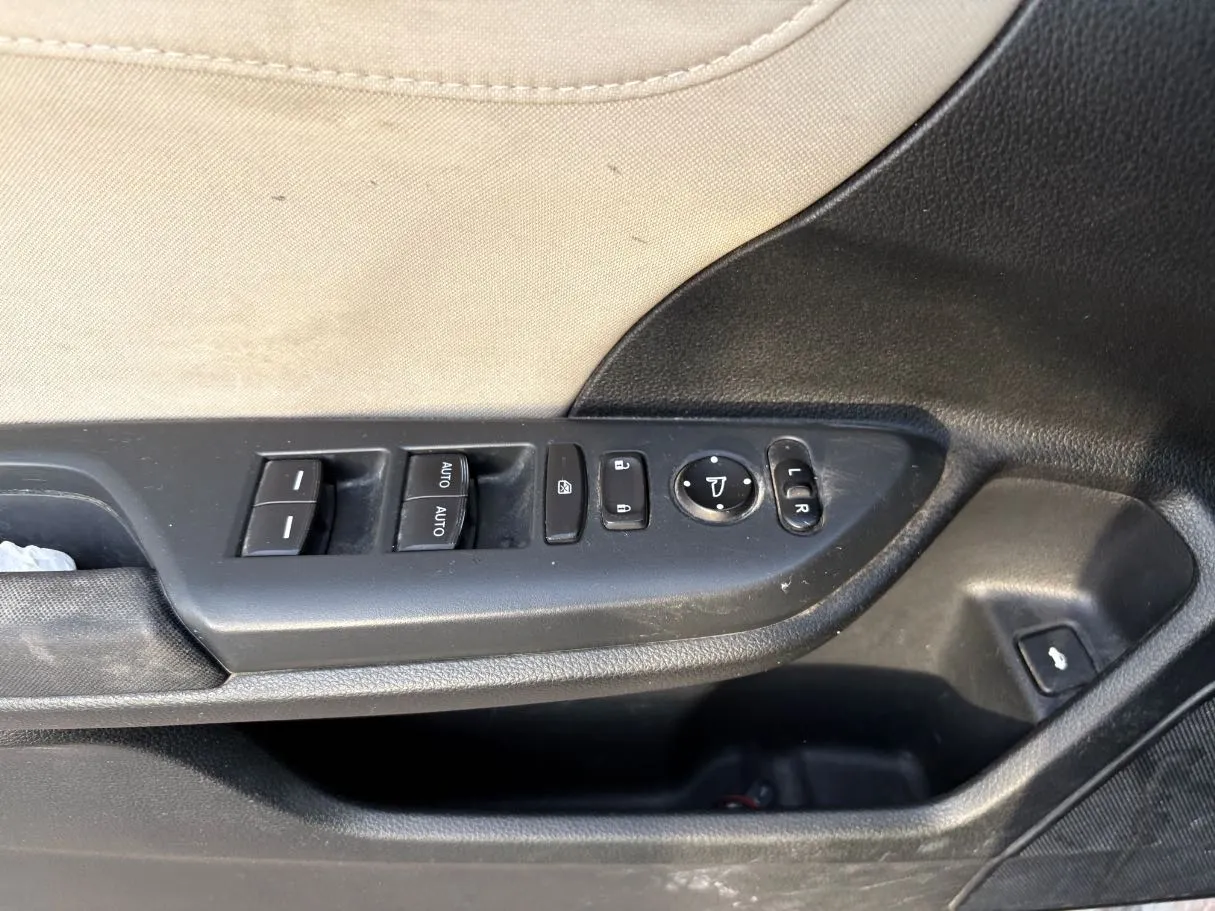 Car image 25