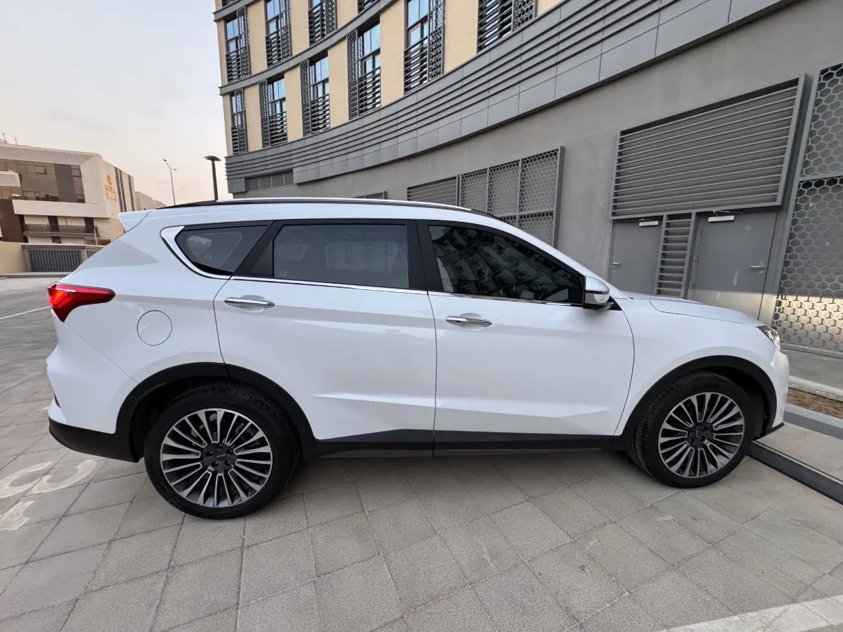 Car image 4