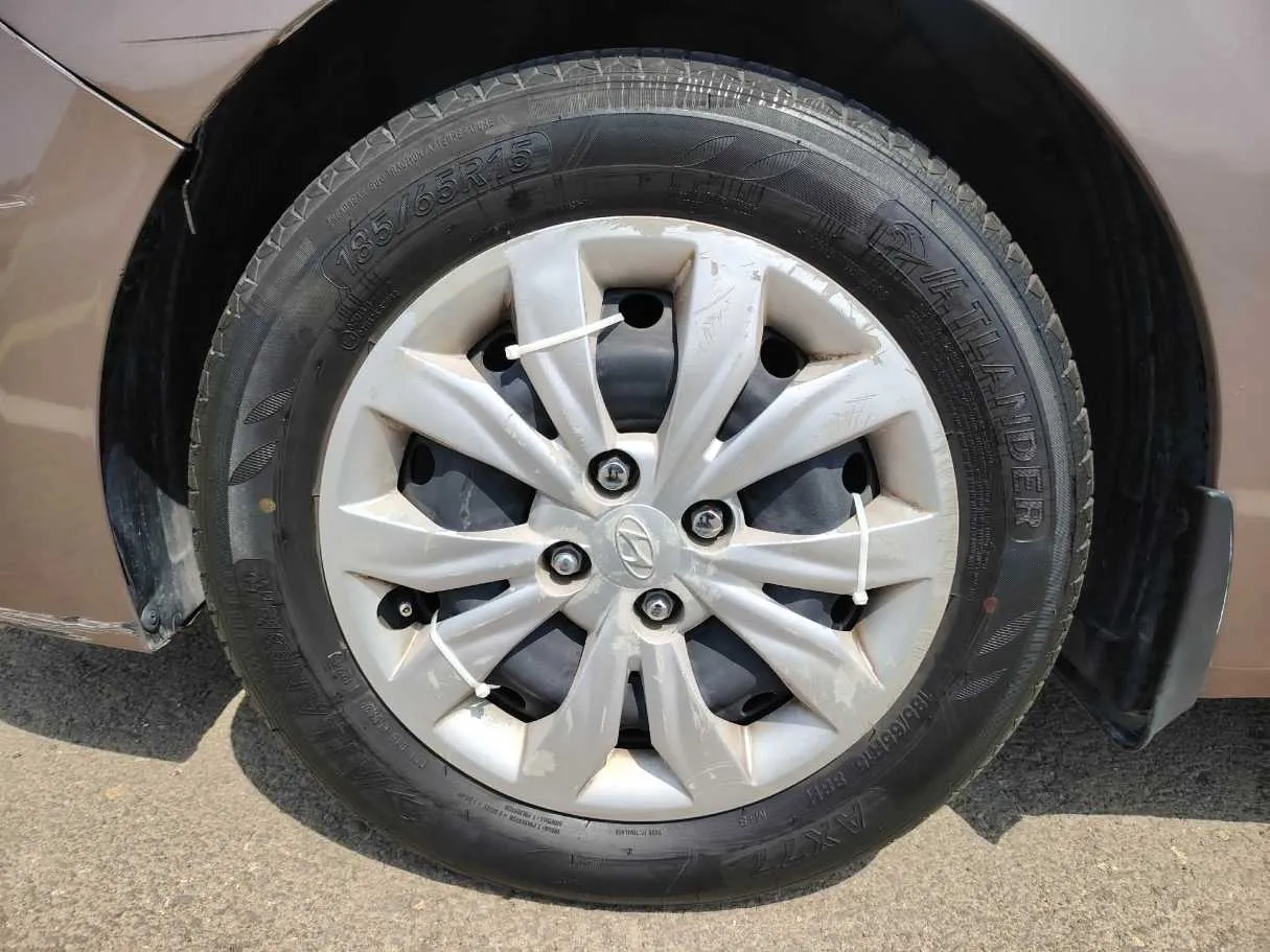 Car image 9