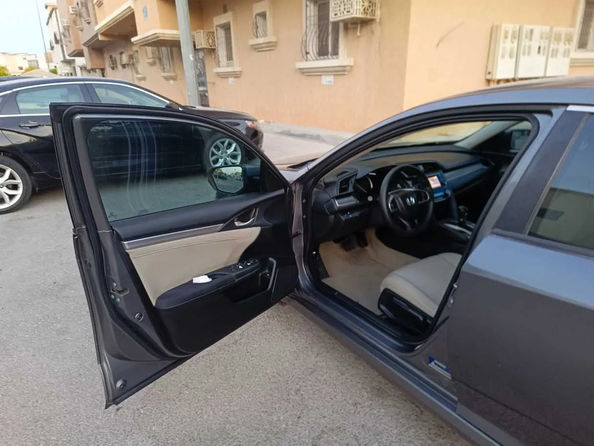 Car image 12