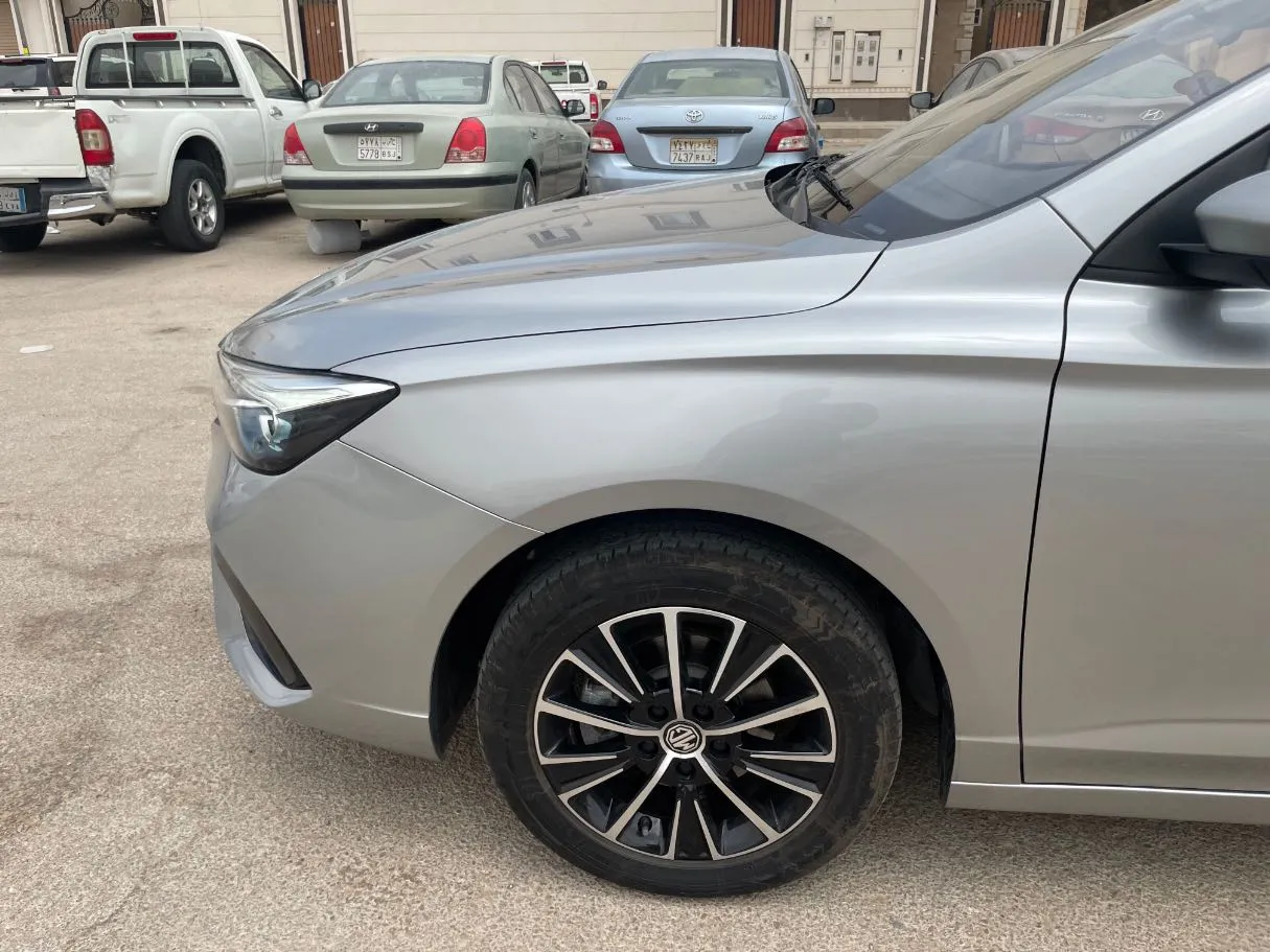 Car image 9