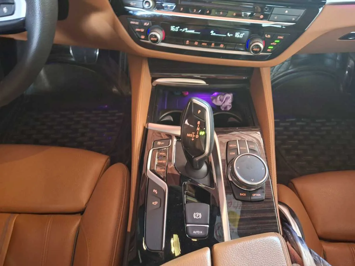 Car image 15