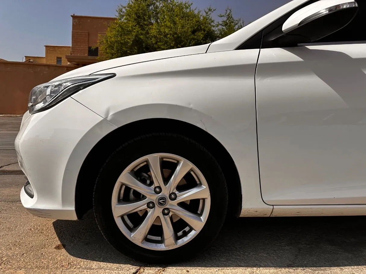 Car image 9