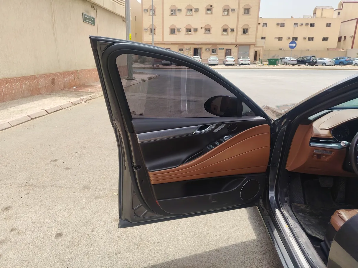 Car image 11