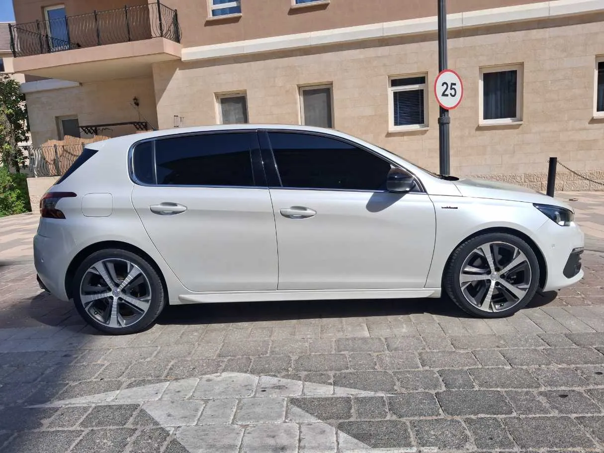 Car image 8
