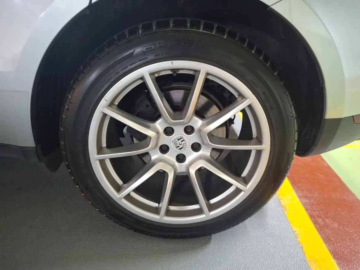 Car image 9
