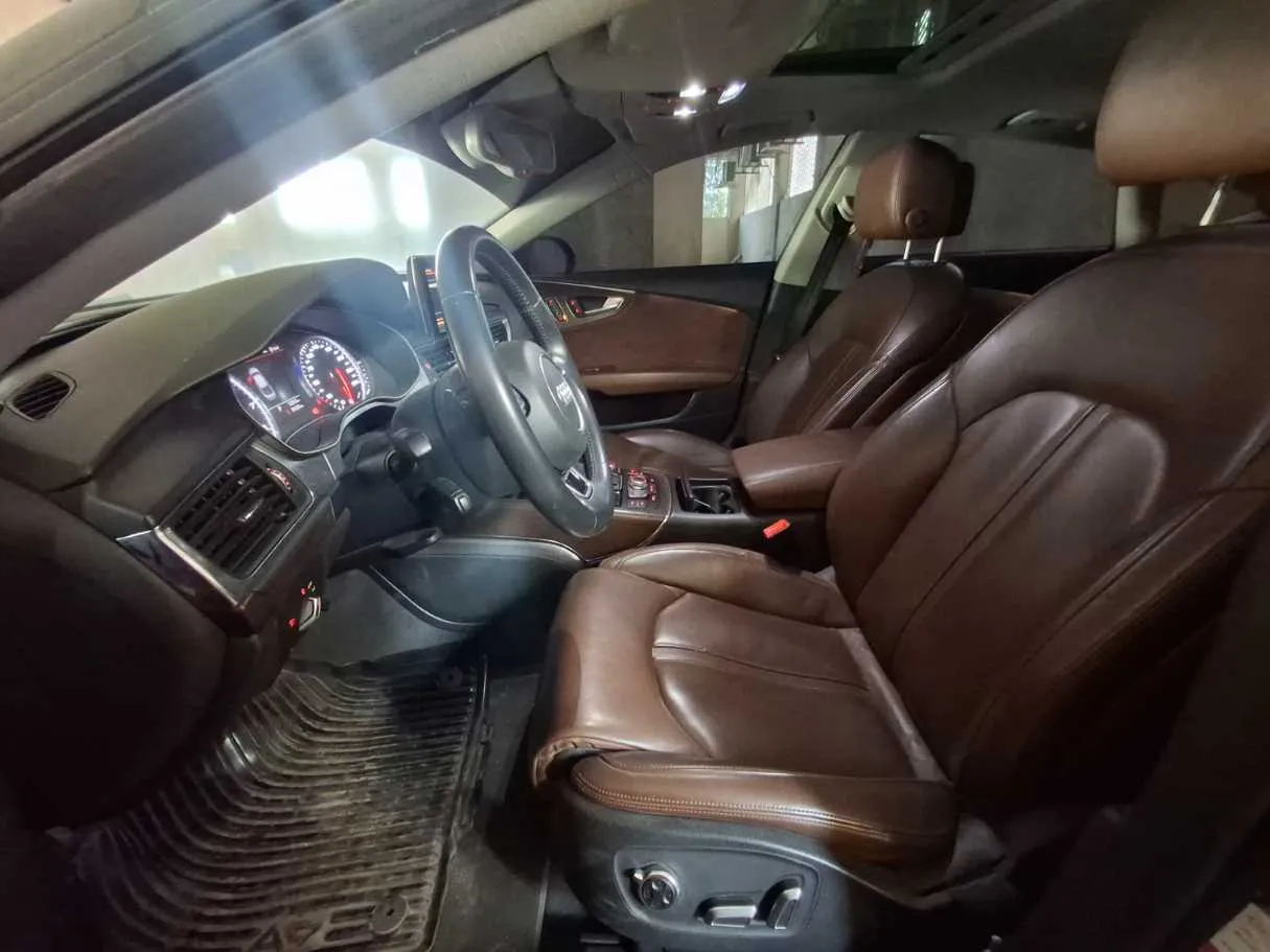 Car image 12