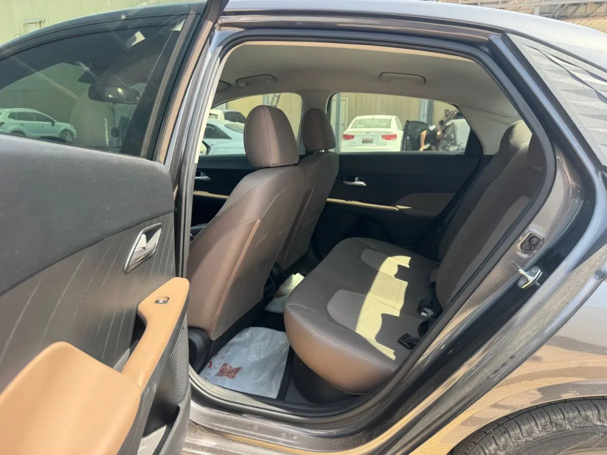 Car image 13