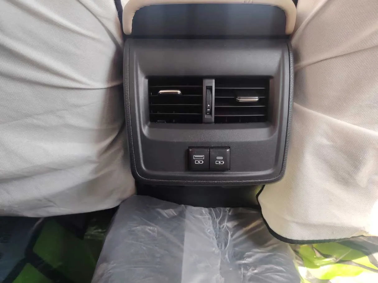 Car image 28