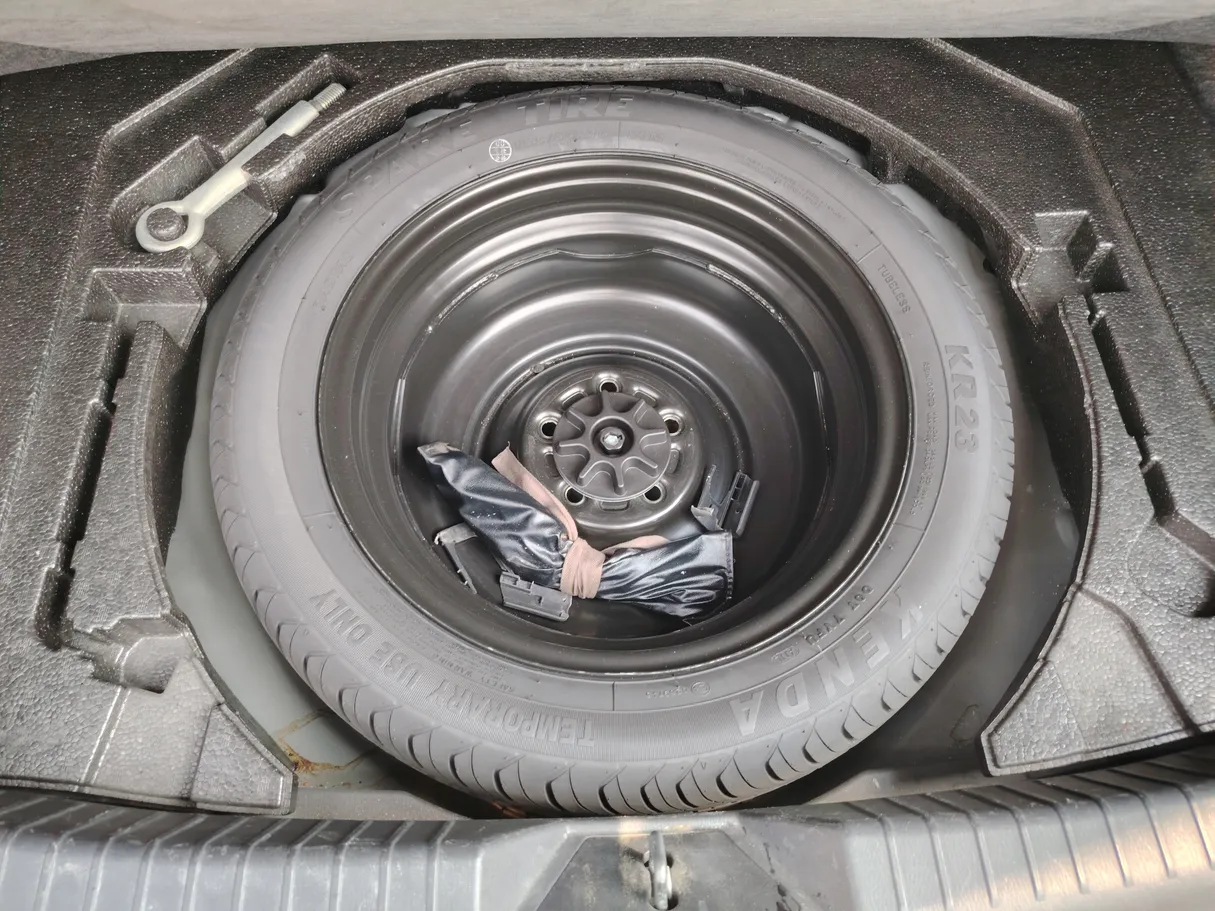 Car image 26